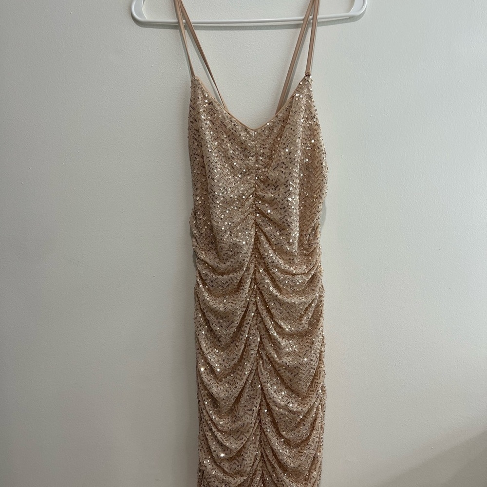 NWOT Sequin Ruched Body-con Gold Dress.  Absolutely Gorgeous💛
